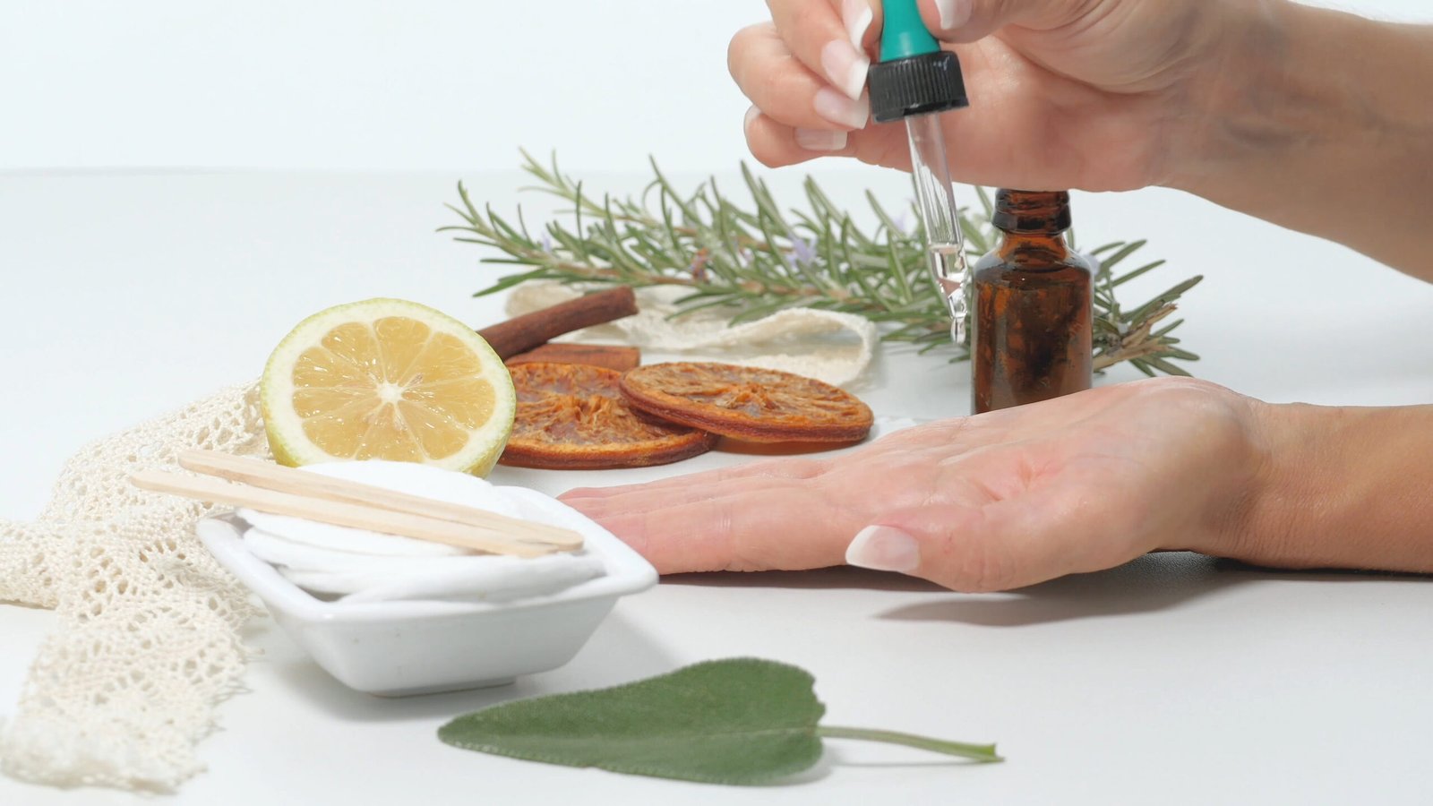 Application of natural serum and essential oils to the hands during the Botanical Manicure for intense hydration and nourishment.
